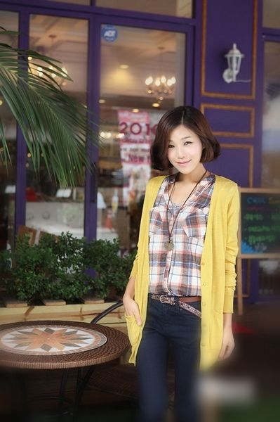 小资优雅美丽的女性在会见同事时跃进