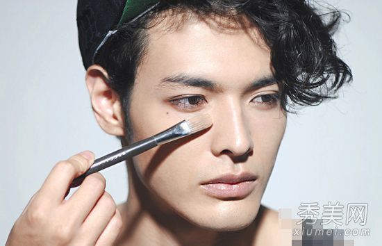 韩国男明星变裸妆帅哥+烟妆教程