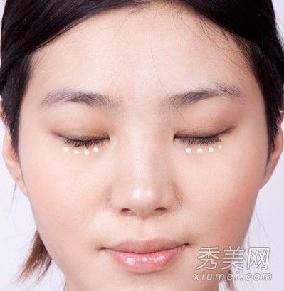 现场示范按摩技巧5步防止眼角下垂