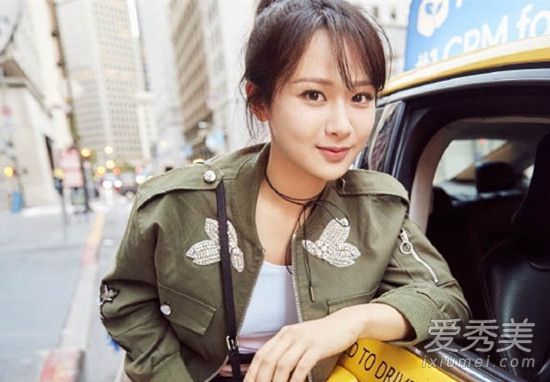 安迪最新的街头黄色条纹包是什么牌子的?