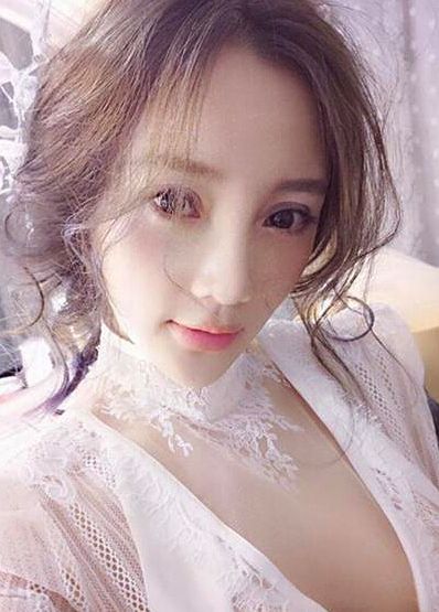 李小璐的自拍下巴又着火了！蛇精脸是抢镜神器。