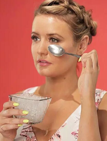 懒惰化妆技巧用勺子代替化妆工具