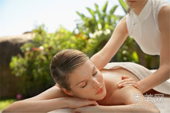 打开灯，眼睛下面带着黑眼圈睡觉。小心不要睡得太快。