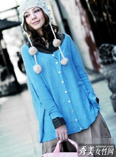 金秋甜辣女孩从街上走出来