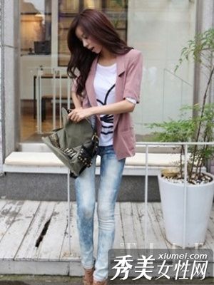 一件清爽的秋季t恤和一套西装正合适。