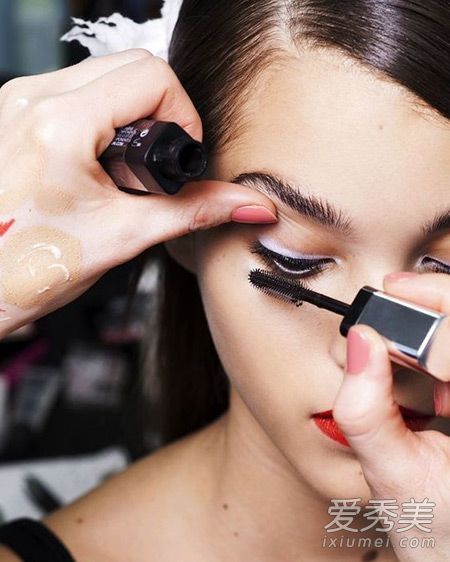 更厚、更密、更翘！刷睫毛的14种实用技巧