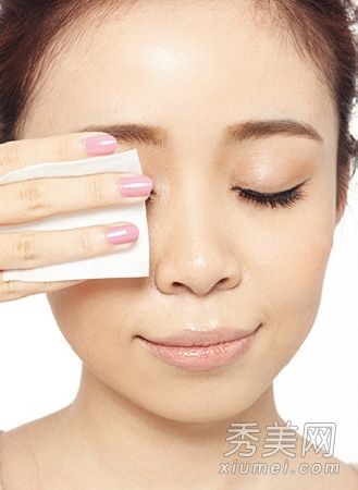 如何卸妆？太用力了，小心睫毛脱落。