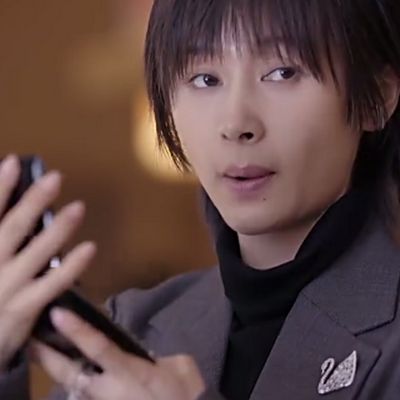 小余戴的天鹅胸针是什么牌子的？