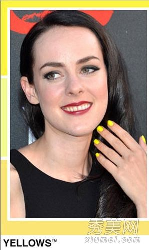 圣诞装扮一定很受欢迎糖果色指甲油