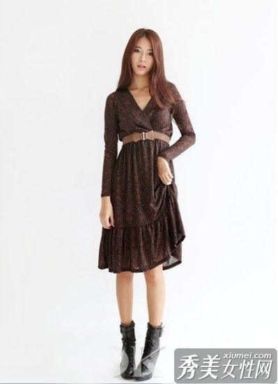 潮带用漂亮的衣服盖住游泳圈