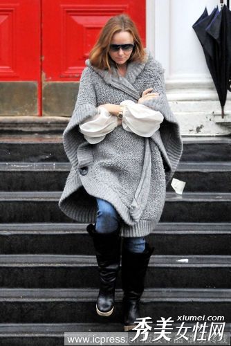 秋冬毛衣是最现代的，下摆不规则。