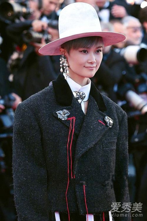 李宇春在2017年戛纳电影节的红地毯上戴的是什么品牌的珍珠耳环?