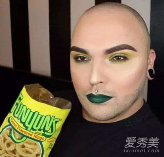 这位外国叔叔化了妆，按照薯片包装袋上的妆化得很完美。