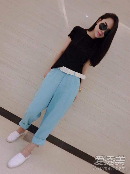 黑色t恤配什么样的裤子？简单的配色也能让你在街上感觉时尚。