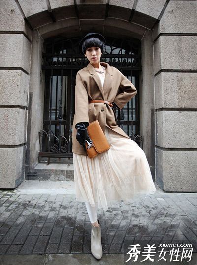 普通女人走起路来轻纱裙的美丽变成了公主