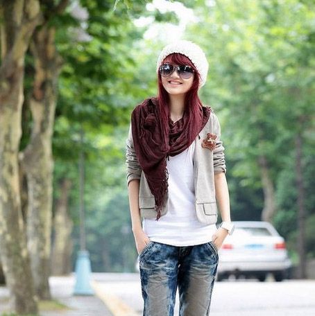 潮女在街上把风围巾和风衣混在一起,非常时尚。