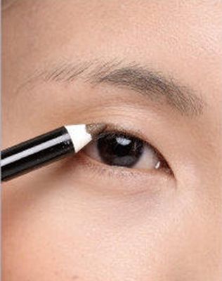 丹凤眼如何画眼妆？画眼线让眼睛变大。