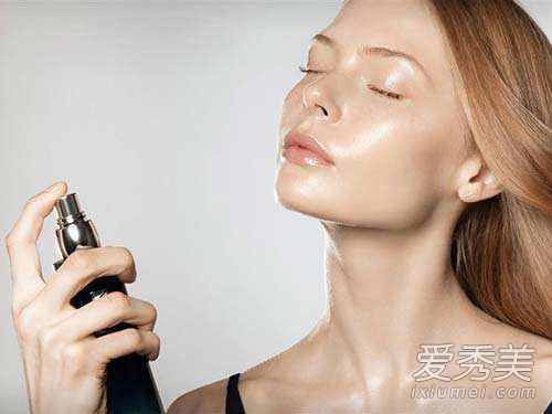 把防晒霜喷到眼睛里怎么样？防晒喷雾的正确使用