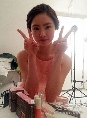 韩国版的周笔畅申世贞在接受整形手术时展示了旧照片