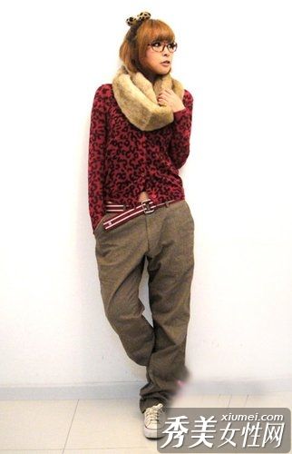 达伦展示一条裙子和两条裙子的现代搭配