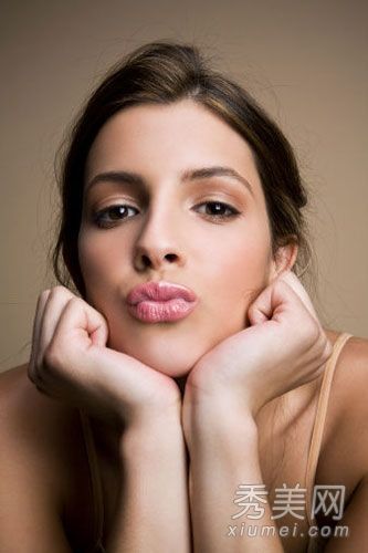 冬天要小心8个让嘴唇皲裂和脱皮的恶习。