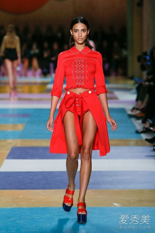 夏天可以穿什么颜色的衣服来防止防晒霜和星星穿凉爽的衣服?