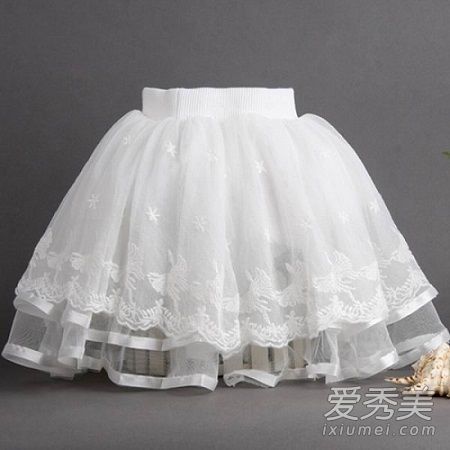 这条白色的裙子和这件外套是什么颜色的?这条白裙子如何搭配?