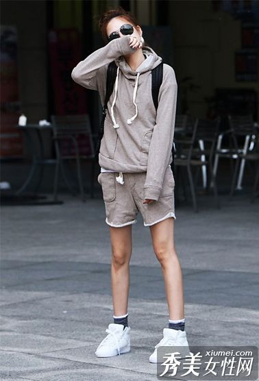 个性化休闲装与时尚齐头并进。