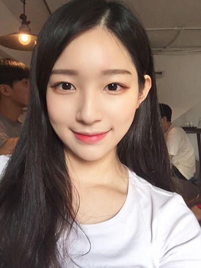 熬夜的妹妹注意到化妆师遮住了她眼睛下面的黑眼圈。