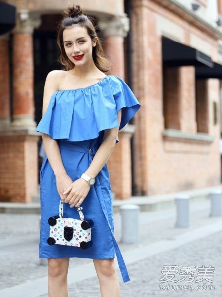 露肩连衣裙街头拍摄4种风格展示露肩杀人