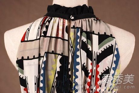 如何搭配领连衣裙你穿什么样的内衣