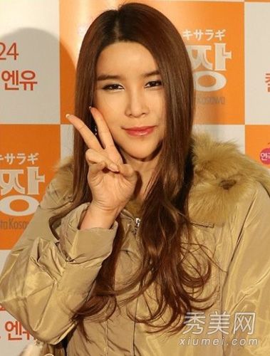 韩国变性艺术家哈里苏的脸变了,被怀疑整容失败