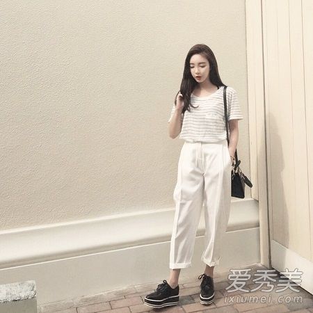 如何搭配白色宽腿裤和外套?这幅画清新洁白,令你美丽。