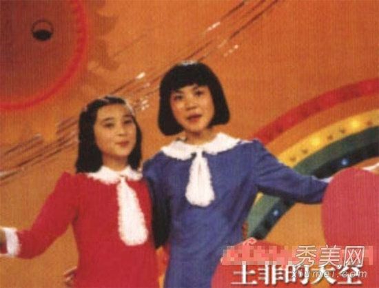 王菲当时17岁,他的脸和眼睛一样白。辫子年轻而有活力。