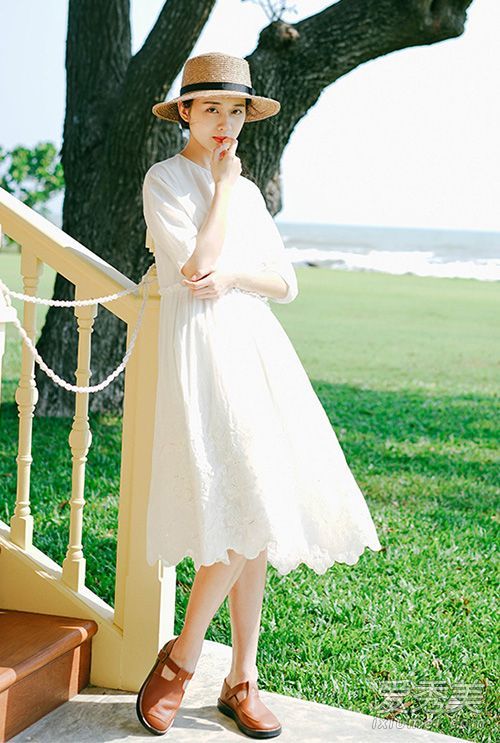 这款漂亮的夏季清洁浅色搭配现在很流行。