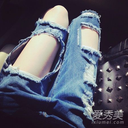 如何将撕破的牛仔裤与撕破的臀部搭配是一种时尚。