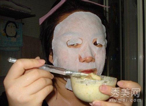 自制水果面膜是禁止的。小心让你“黑脸”