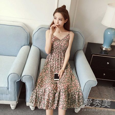 如果你不想在老太太的印花裙子里穿花裙子,你应该在夏天玩浪漫。