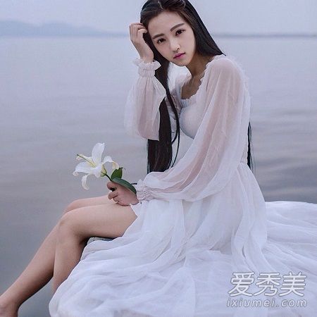 蕾丝白色连衣裙配图片成为夏天的雪后