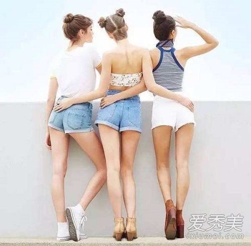 穿上露背的衣服和照片,在夏天释放你的魅力。