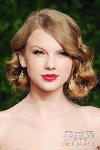 学习大牌明星派对的化妆，让它在整个圣诞节都闪闪发光。