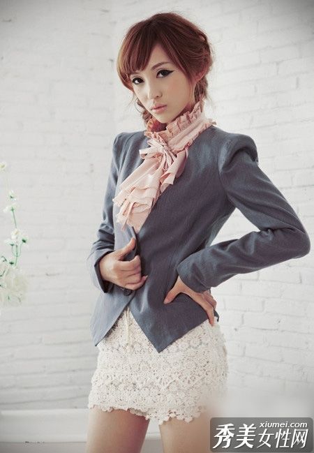 金色秋装中的轻薄西装外套