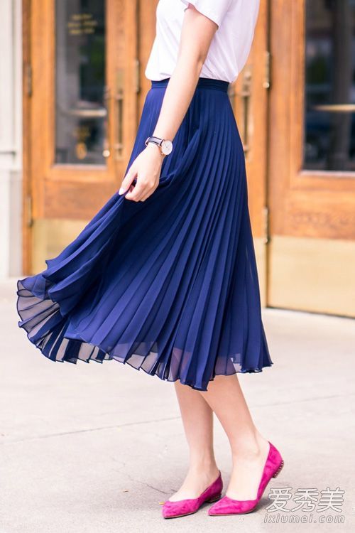 夏天的裙子比凉鞋更适合哪种鞋子?