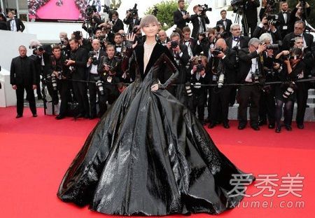 一个大屁股的女孩穿什么好看?一张匹配的大屁股女孩的照片