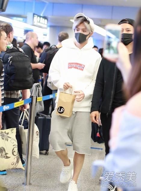 卢汉机场的白色背心是什么牌子的?