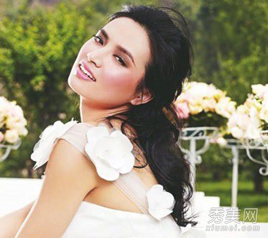 室内和室外婚礼的五件新娘礼服