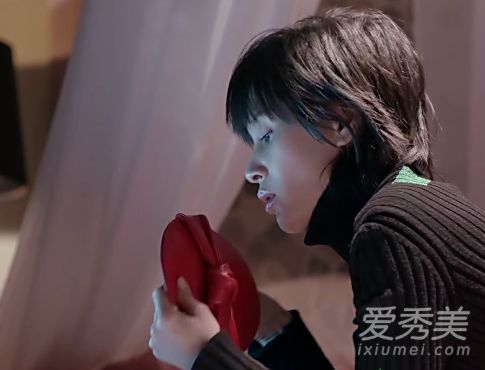 欢乐颂2奥利维亚萧曲纱红色蝴蝶结包是什么牌子的?