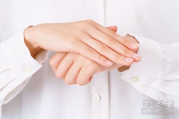 “指尖水疗”冬季指甲护理步骤(照片)