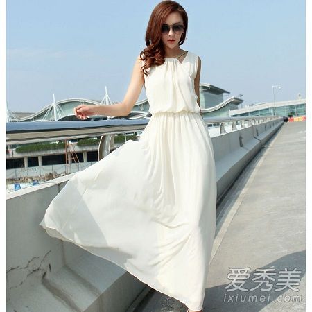 白色连衣裙，配以清新的图片，突显新的高度