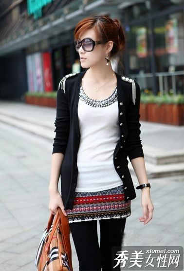 混合搭配漂亮的肩章，帮助街头女郎融入时尚。